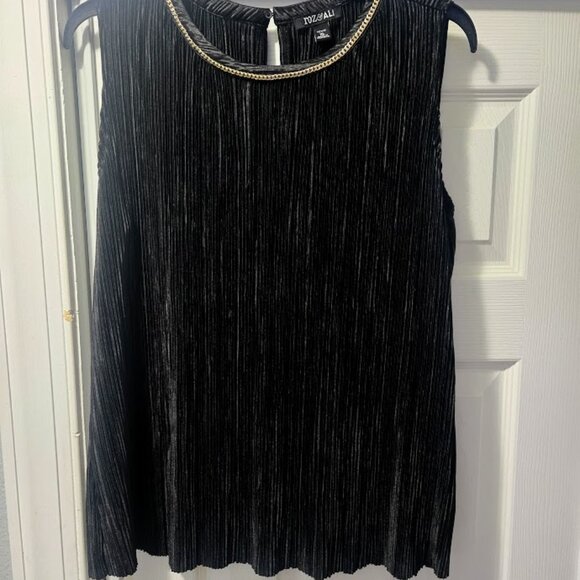 Roz & Ali Tops - Roz & Ali black pleated sleeveless top‎ with gold chain neckline detail Size PXL